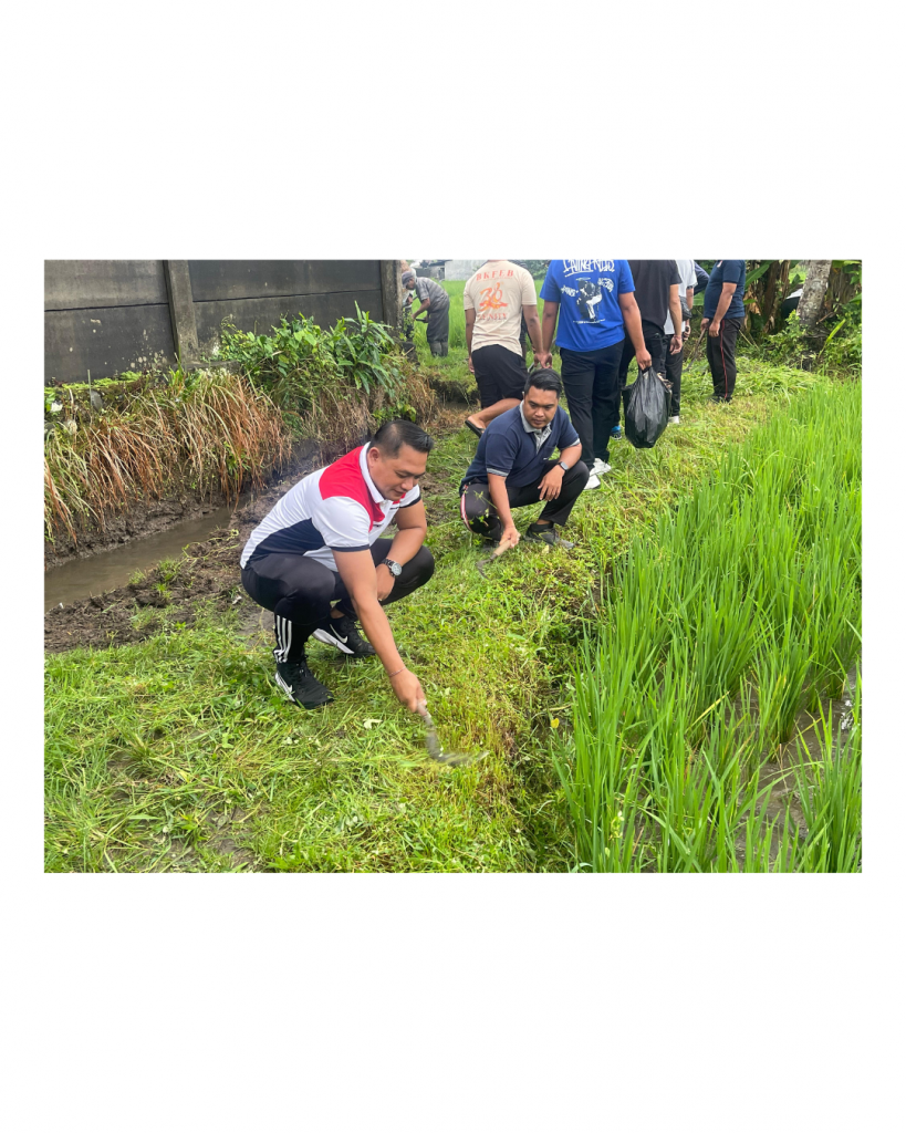 Kegiatan Gotong Royong di Desa Mambal